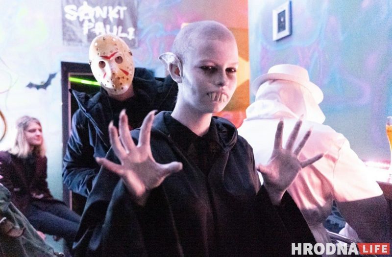 “Бармены разрисованные и атмосфера крутая”. Как отметили Хэллоуин в Гродно