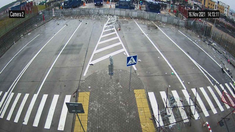 Штурм границы: мигранты разобрали плитку, польские силовики ответили водометом, полицейскому проломили череп