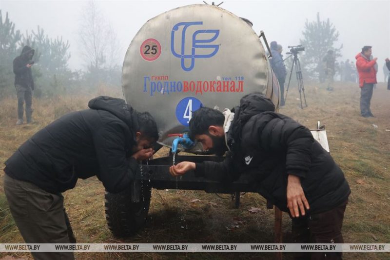 Некоторые пришли пешком, визы просрочены, понимают, что их используют. Что рассказали мигранты из лагеря под Гродно