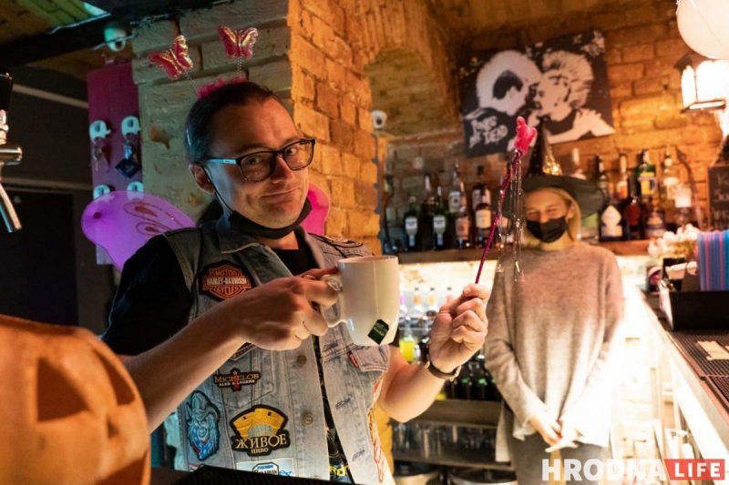 “Бармены разрисованные и атмосфера крутая”. Как отметили Хэллоуин в Гродно