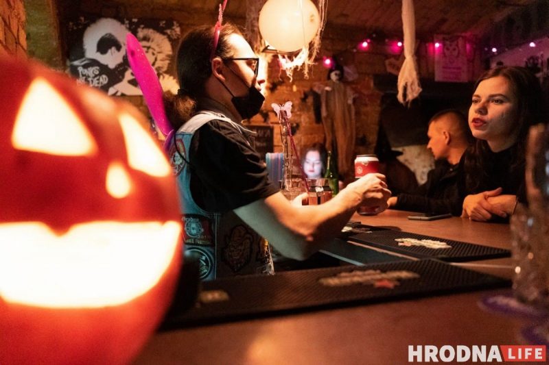 “Бармены разрисованные и атмосфера крутая”. Как отметили Хэллоуин в Гродно