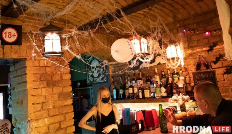 “Бармены разрисованные и атмосфера крутая”. Как отметили Хэллоуин в Гродно