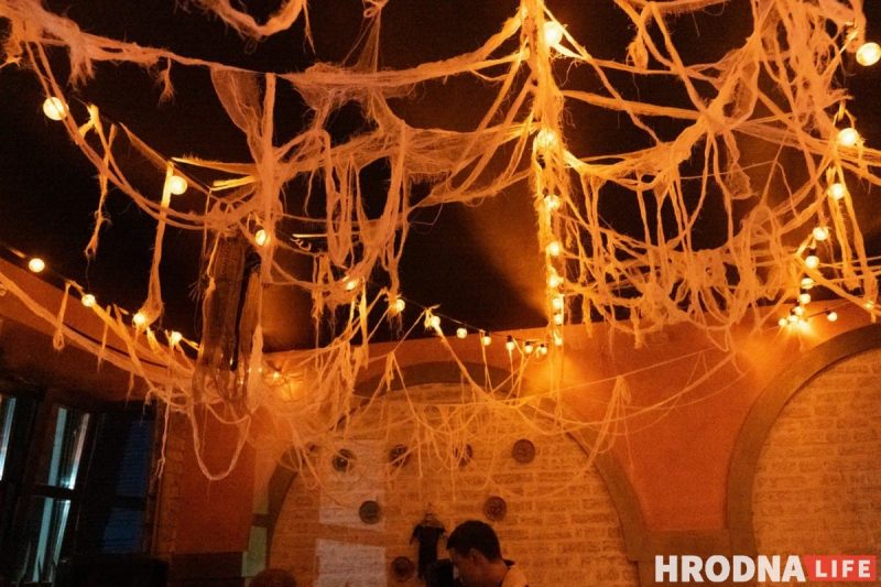 “Бармены разрисованные и атмосфера крутая”. Как отметили Хэллоуин в Гродно