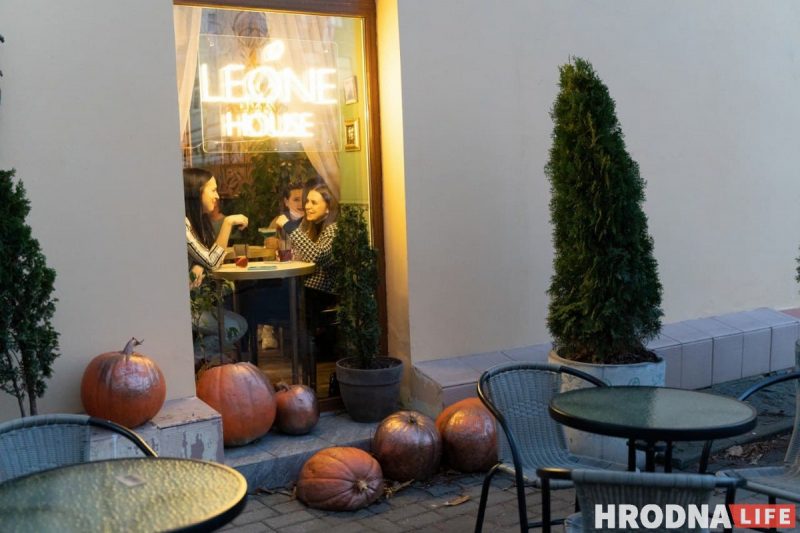 “Бармены разрисованные и атмосфера крутая”. Как отметили Хэллоуин в Гродно