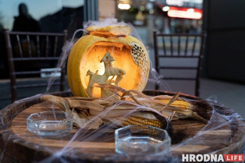 “Бармены разрисованные и атмосфера крутая”. Как отметили Хэллоуин в Гродно