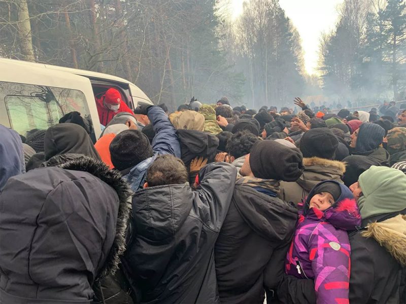 Некоторые пришли пешком, визы просрочены, понимают, что их используют. Что рассказали мигранты из лагеря под Гродно