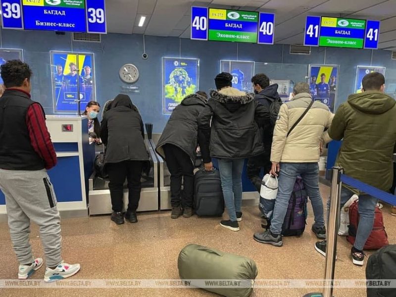 Ситуация с мигрантами: около 100 человек попытались пройти в Польшу, другие уже ждут эвакуационный рейс