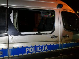 Группа в 200 человек и выбитое стекло в машине полиции. Мигранты продолжают прорываться в Польшу Группа в 200 человек и выбитое стекло в машине полиции. Мигранты продолжают прорываться в Польшу