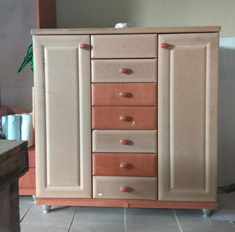 Стол-книга из БССР, тумба из ГДР и “харизматичный кот”. Гродненка реставрирует винтажную мебель и создает арт-объекты, которые “выбирают ее сами”