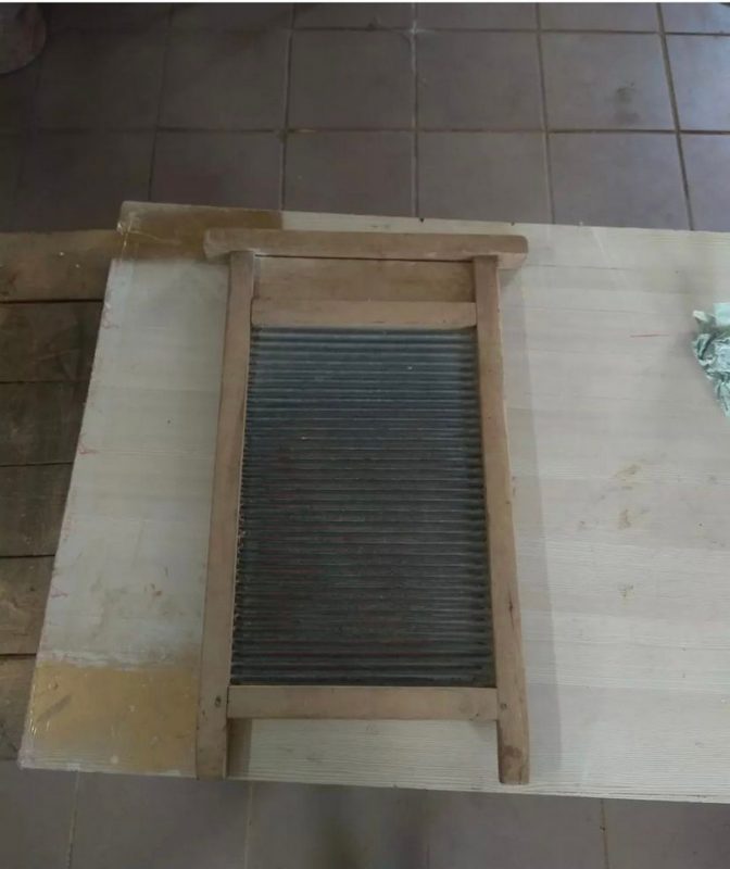 Стол-книга из БССР, тумба из ГДР и “харизматичный кот”. Гродненка реставрирует винтажную мебель и создает арт-объекты, которые “выбирают ее сами”