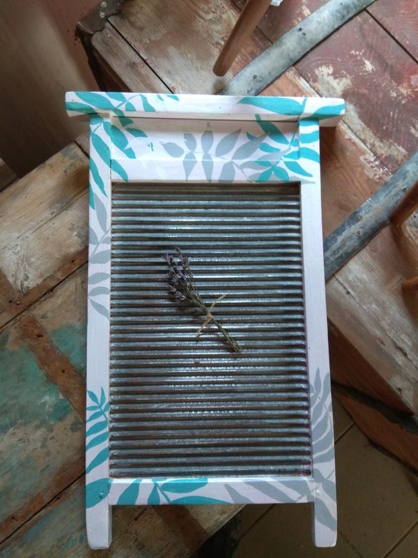 Стол-книга из БССР, тумба из ГДР и “харизматичный кот”. Гродненка реставрирует винтажную мебель и создает арт-объекты, которые “выбирают ее сами”