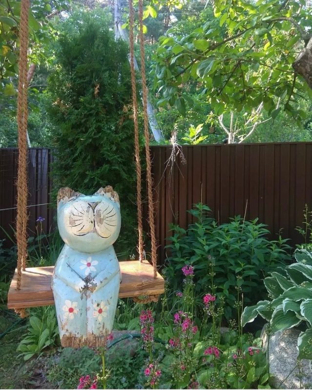 Стол-книга из БССР, тумба из ГДР и “харизматичный кот”. Гродненка реставрирует винтажную мебель и создает арт-объекты, которые “выбирают ее сами”