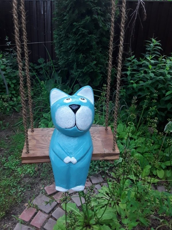 Стол-книга из БССР, тумба из ГДР и “харизматичный кот”. Гродненка реставрирует винтажную мебель и создает арт-объекты, которые “выбирают ее сами”