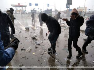 Штурм границы: мигранты разобрали плитку, польские силовики ответили водометом, полицейскому проломили череп