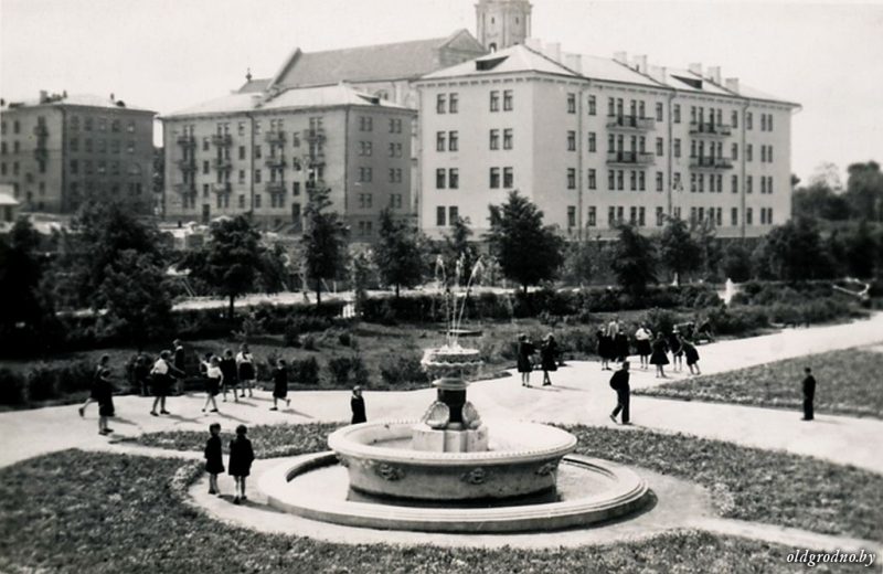 “Уничтожили за один вечер”. Как 15 лет назад Советская площадь осталась без единого дерева