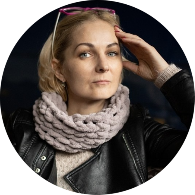 Стол-книга из БССР, тумба из ГДР и “харизматичный кот”. Гродненка реставрирует винтажную мебель и создает арт-объекты, которые “выбирают ее сами”