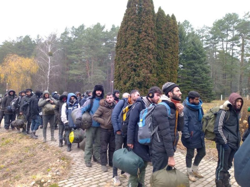 Ситуация с мигрантами: около 100 человек попытались пройти в Польшу, другие уже ждут эвакуационный рейс