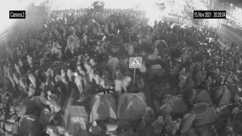 Штурм границы: мигранты разобрали плитку, польские силовики ответили водометом, полицейскому проломили череп