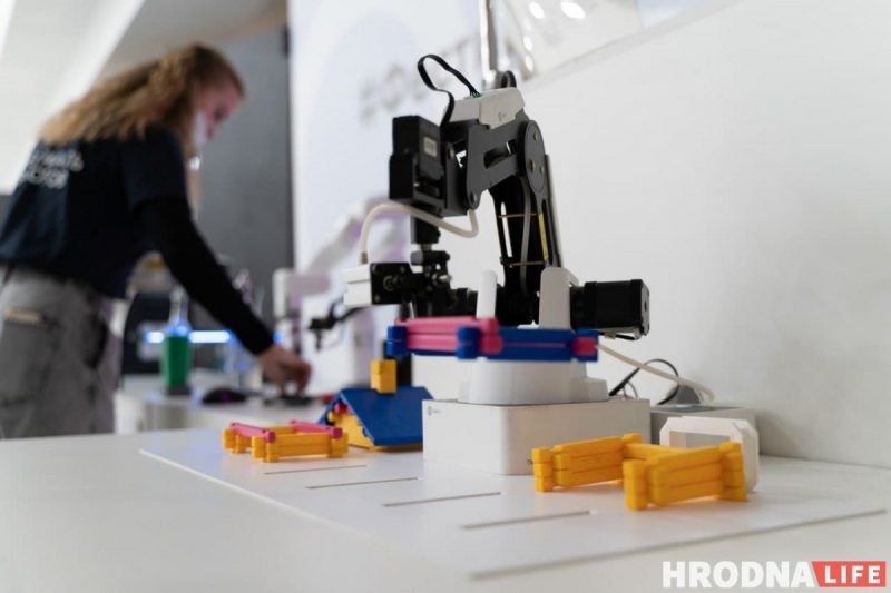 Семь роботов, которые облегчат жизнь. Выставка о том, что могут роботы, открылась в Гродно