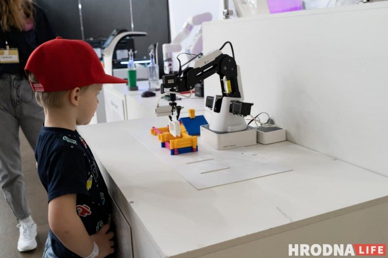 Семь роботов, которые облегчат жизнь. Выставка о том, что могут роботы, открылась в Гродно