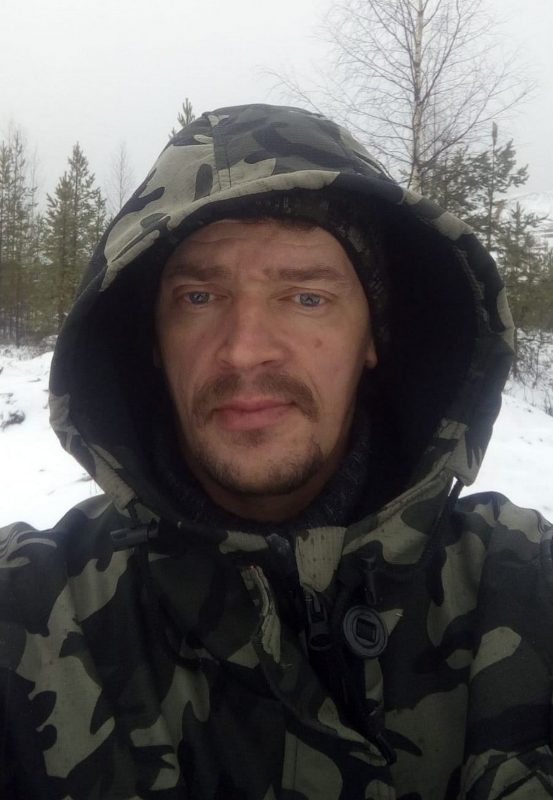 Уличный музыкант из Гродно уехал работать на Север. Теперь пилит лес