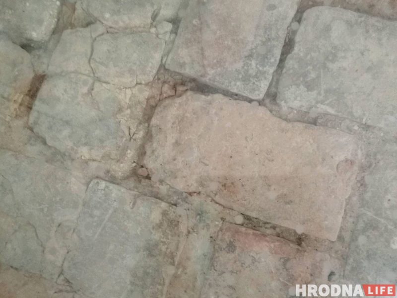 “Посмотрите под ноги”. 7 мест в Старом замке, где можно увидеть историю