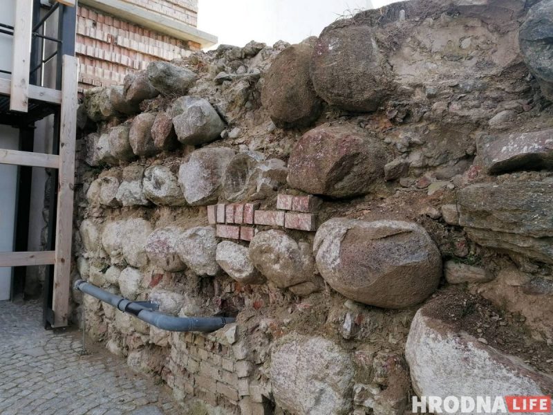 “Посмотрите под ноги”. 7 мест в Старом замке, где можно увидеть историю