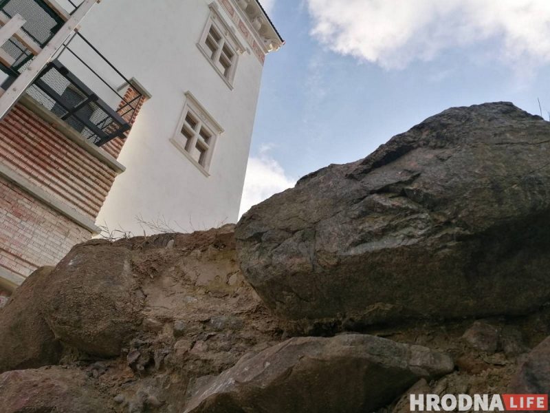 “Посмотрите под ноги”. 7 мест в Старом замке, где можно увидеть историю