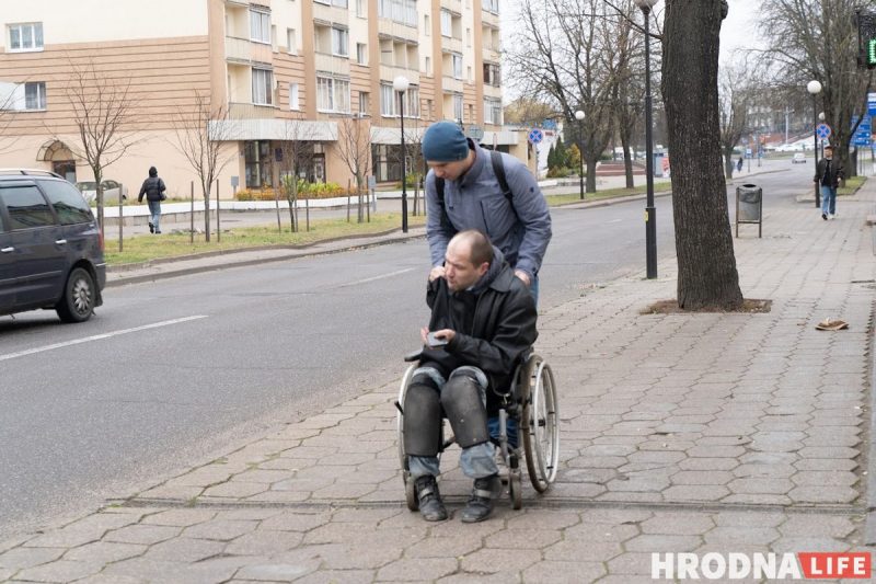 Кофе в Гродно не для всех. Волонтеры в инвалидных колясках протестировали городской общепит на доступность