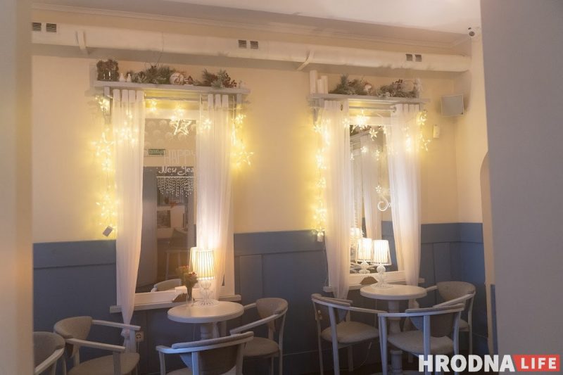 Снеговики за “решеткой” и прошлогодние подарки под ёлкой. Как украшают Гродно к Новому, 2022 году