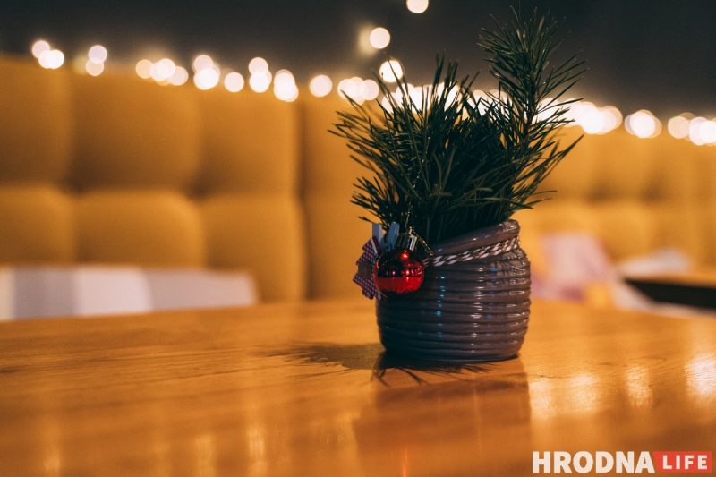 Снеговики за “решеткой” и прошлогодние подарки под ёлкой. Как украшают Гродно к Новому, 2022 году