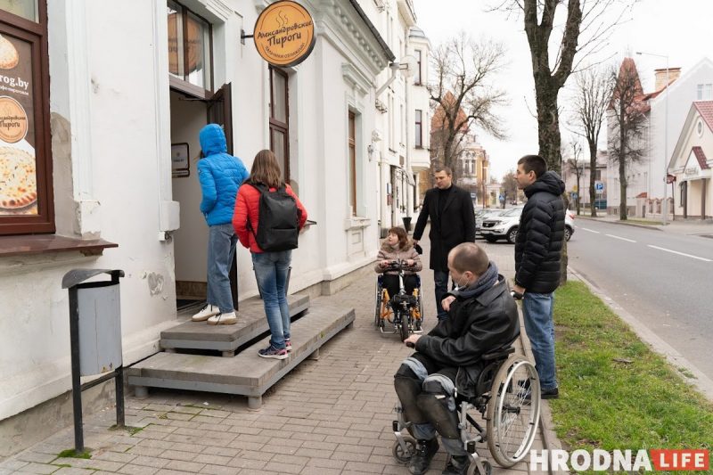 Кофе в Гродно не для всех. Волонтеры в инвалидных колясках протестировали городской общепит на доступность