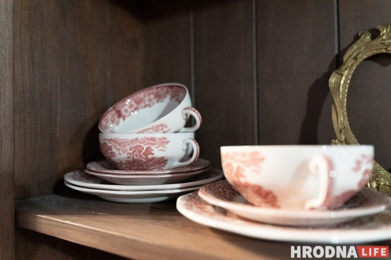 “Кажется хлам, а по факту редкие дорогие предметы”. Экологи из Гродно открыли антикварный магазин