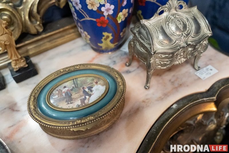 “Кажется хлам, а по факту редкие дорогие предметы”. Экологи из Гродно открыли антикварный магазин