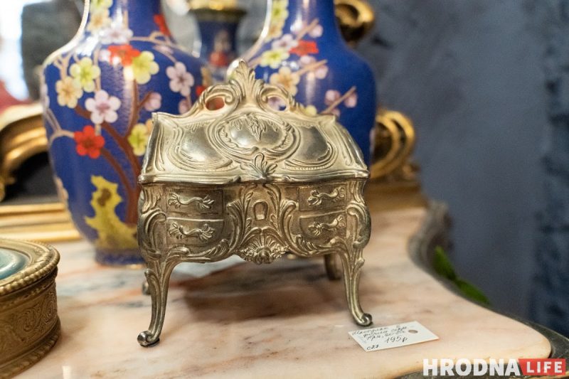 “Кажется хлам, а по факту редкие дорогие предметы”. Экологи из Гродно открыли антикварный магазин