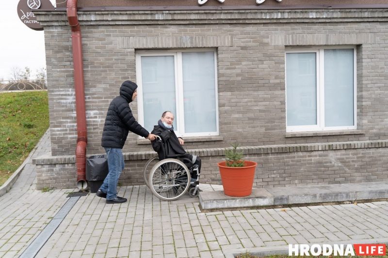 Кофе в Гродно не для всех. Волонтеры в инвалидных колясках протестировали городской общепит на доступность