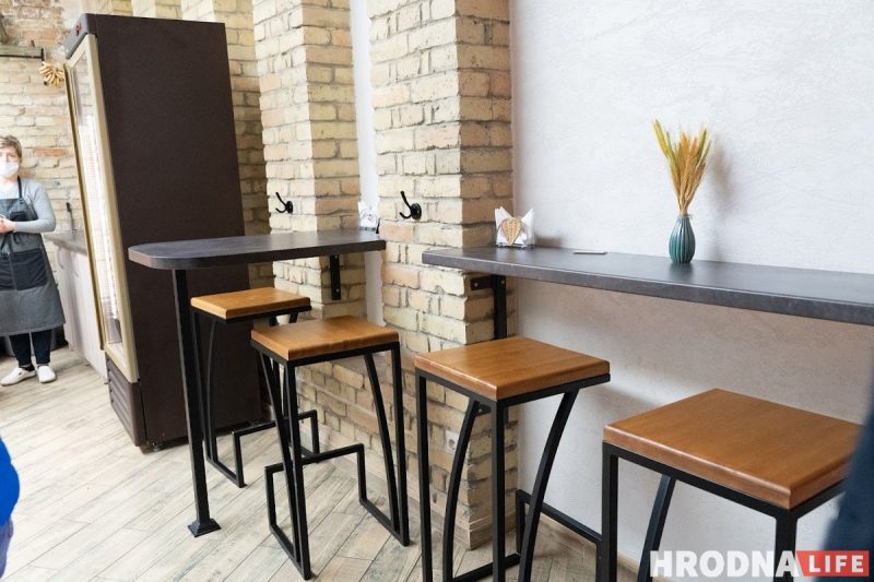 Кофе в Гродно не для всех. Волонтеры в инвалидных колясках протестировали городской общепит на доступность