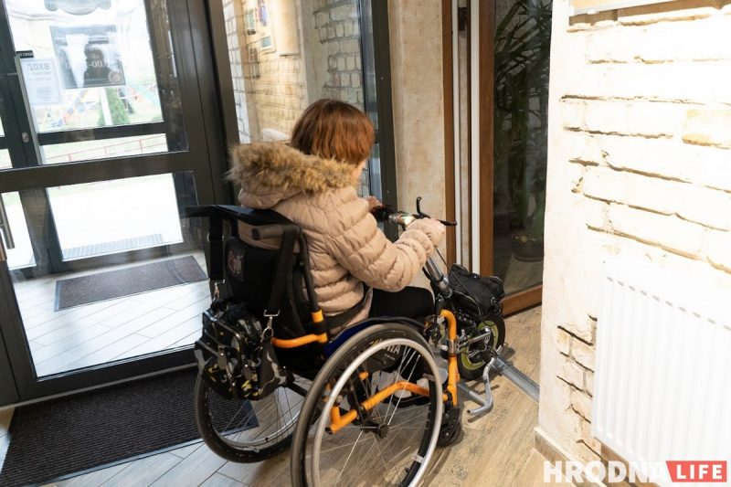 Кофе в Гродно не для всех. Волонтеры в инвалидных колясках протестировали городской общепит на доступность