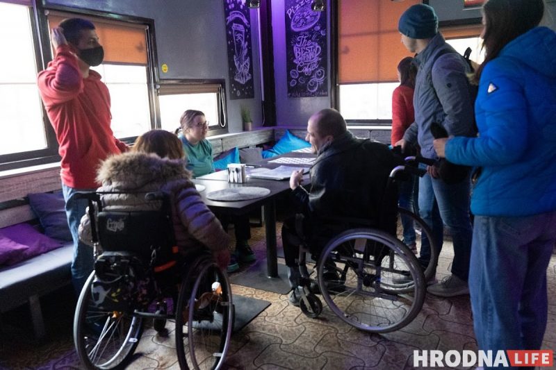 Кофе в Гродно не для всех. Волонтеры в инвалидных колясках протестировали городской общепит на доступность