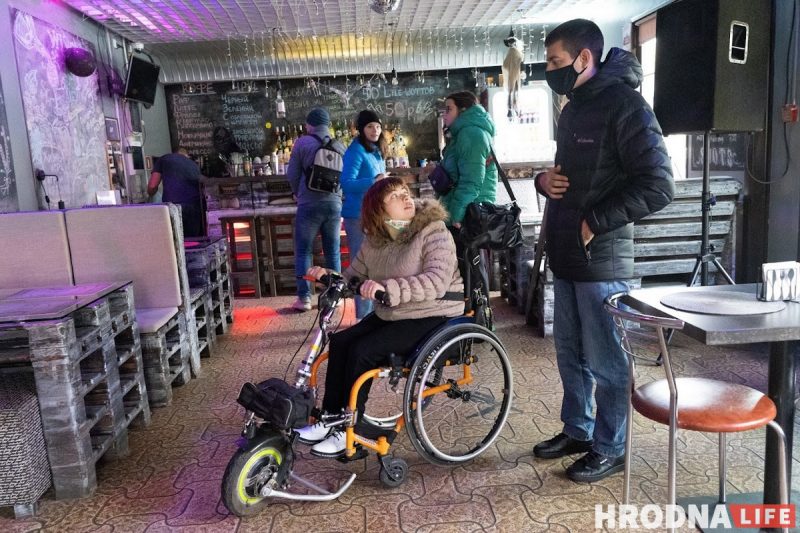 Кофе в Гродно не для всех. Волонтеры в инвалидных колясках протестировали городской общепит на доступность
