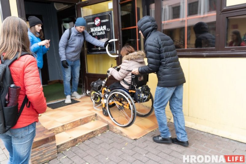 Кофе в Гродно не для всех. Волонтеры в инвалидных колясках протестировали городской общепит на доступность