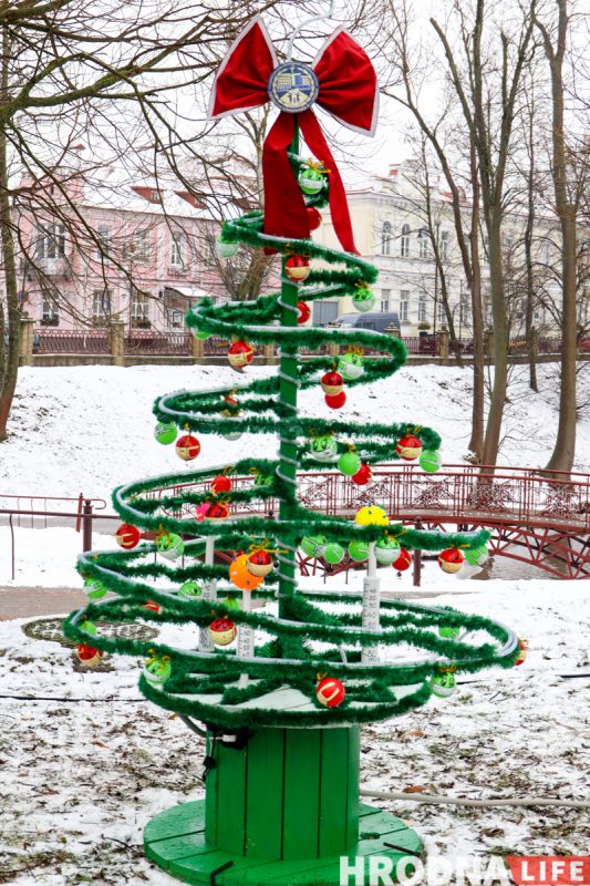 Меньше агротреша, больше фотозон и инфокиоск в елке. Смотрите, какие  “дизайнерские” деревья поставили в гродненском парке