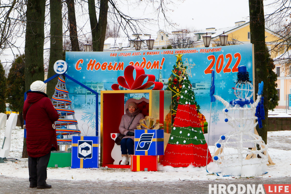 Меньше агротреша, больше фотозон и инфокиоск в елке. Смотрите, какие  “дизайнерские” деревья поставили в гродненском парке