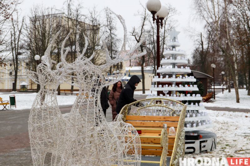 Меньше агротреша, больше фотозон и инфокиоск в елке. Смотрите, какие  “дизайнерские” деревья поставили в гродненском парке