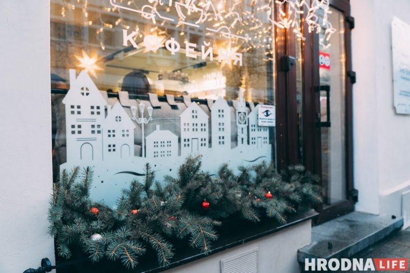 Снеговики за “решеткой” и прошлогодние подарки под ёлкой. Как украшают Гродно к Новому, 2022 году