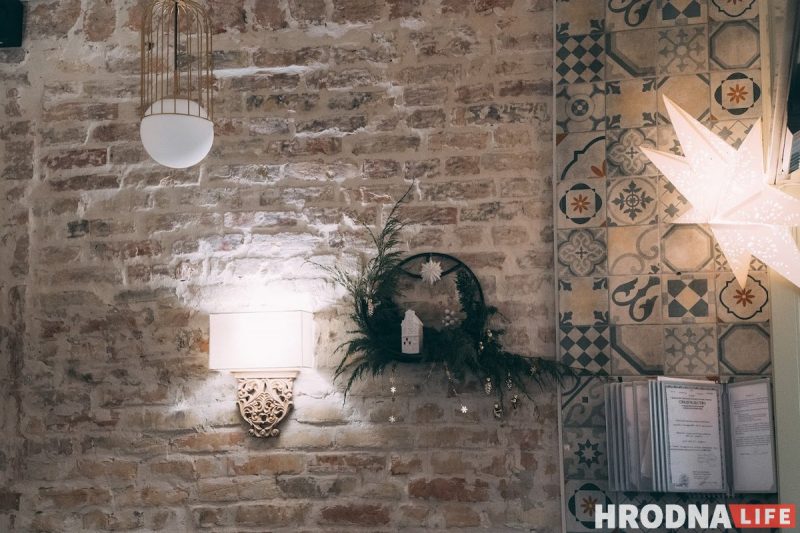 Снеговики за “решеткой” и прошлогодние подарки под ёлкой. Как украшают Гродно к Новому, 2022 году