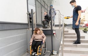 Кофе в Гродно не для всех. Волонтеры в инвалидных колясках протестировали городской общепит на доступность кафе Гродно, безбарьерная среда, доступность, пандусы