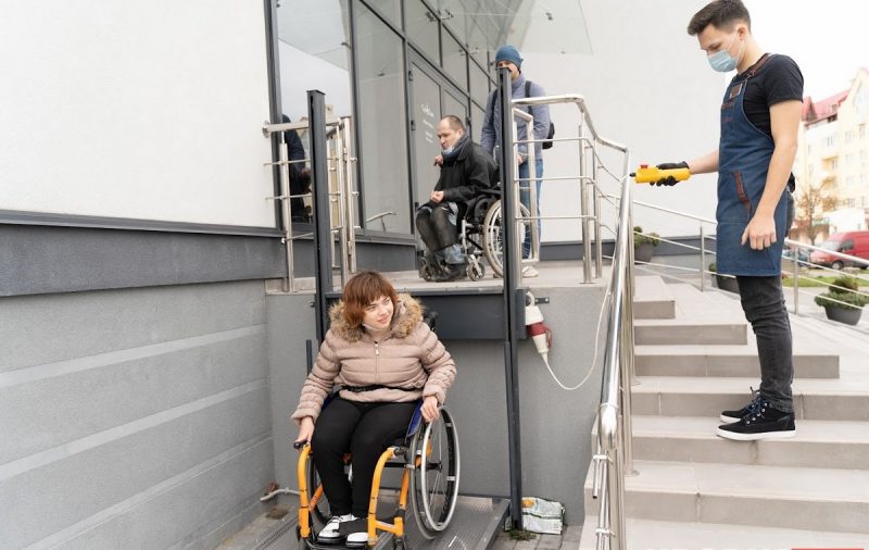 Кофе в Гродно не для всех. Волонтеры в инвалидных колясках протестировали городской общепит на доступность кафе Гродно, безбарьерная среда, доступность, пандусы