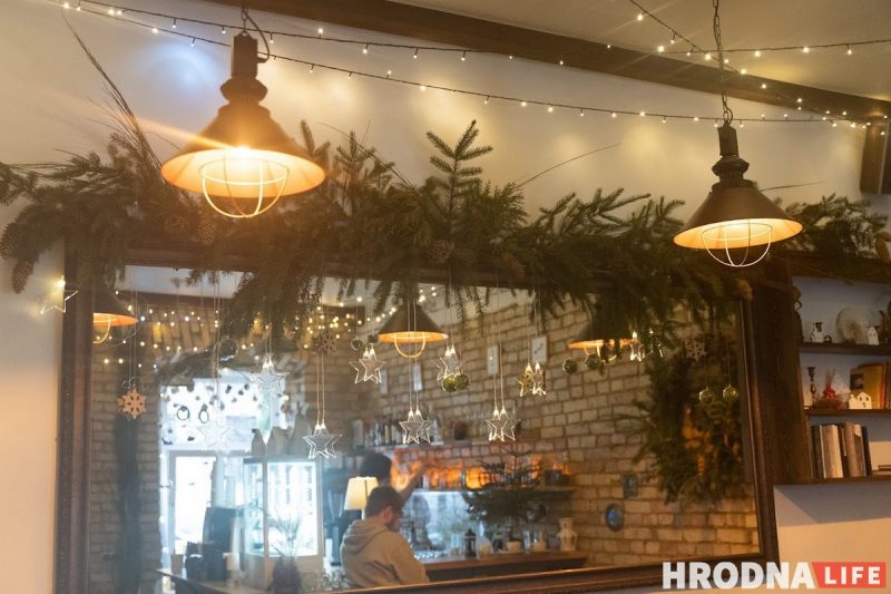 Снеговики за “решеткой” и прошлогодние подарки под ёлкой. Как украшают Гродно к Новому, 2022 году