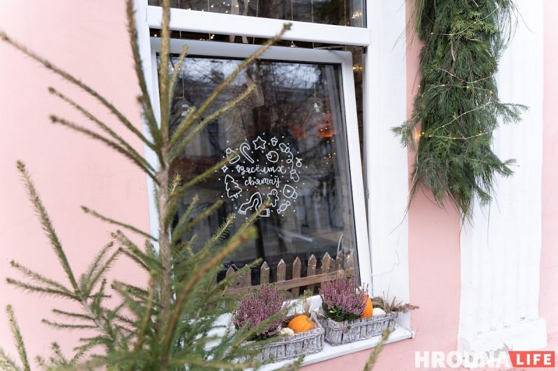 Снеговики за “решеткой” и прошлогодние подарки под ёлкой. Как украшают Гродно к Новому, 2022 году